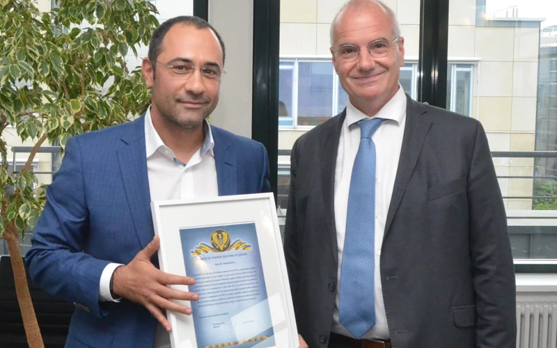 Herr Sonkin von Hope for Ukraine Dresden überreicht die Danksagung an Erik Bodendieck