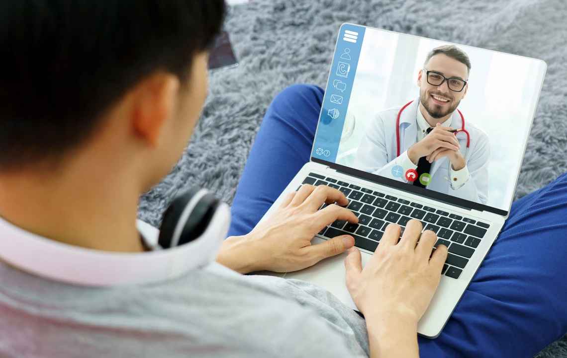 Ein Mann redet mit einem Arzt über einen Videocall.