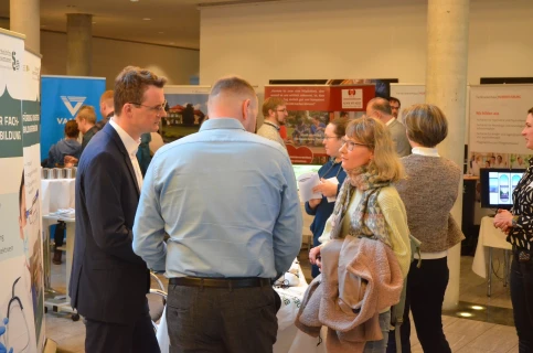 Berungsgespräche im Foyer der Landesärztekammer