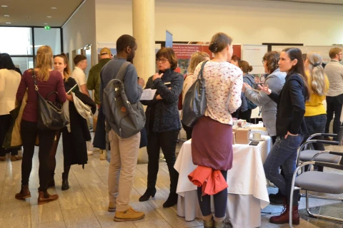 Berungsgespräche im Foyer der Landesärztekammer