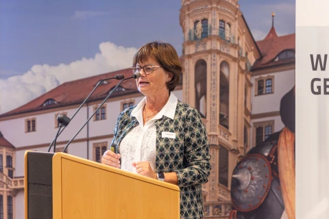 Frau Albrecht begrüßt beim Netzwerktreffen