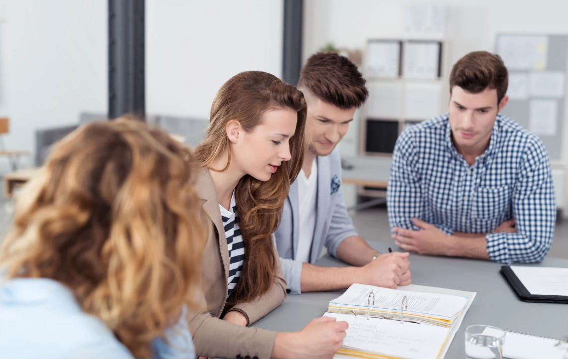 Vier Schüler lernen gemeinsam für eine Prüfung.