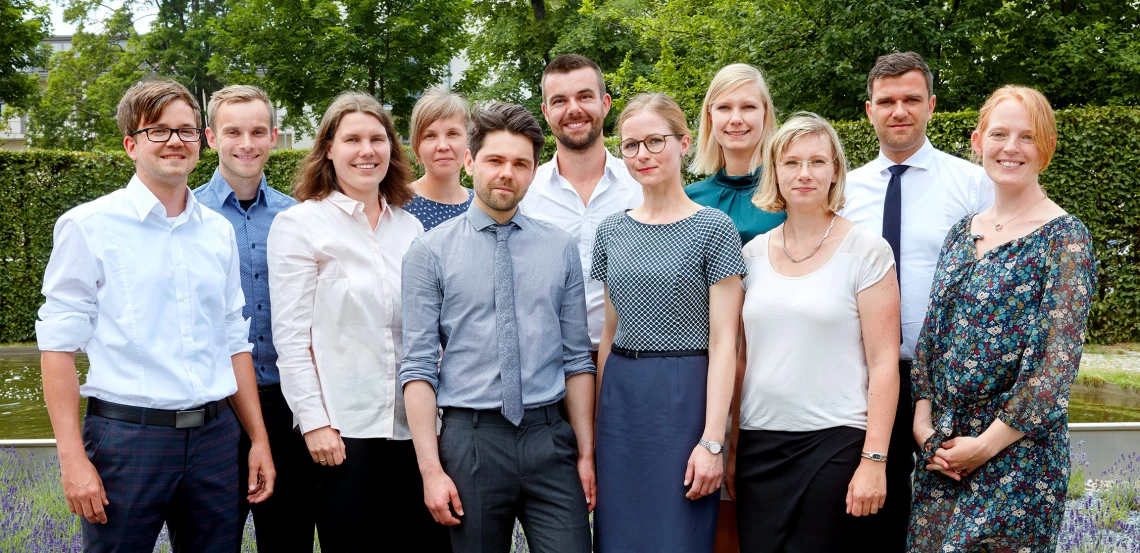 Foto: eine Gruppe lächelnder Menschen.
