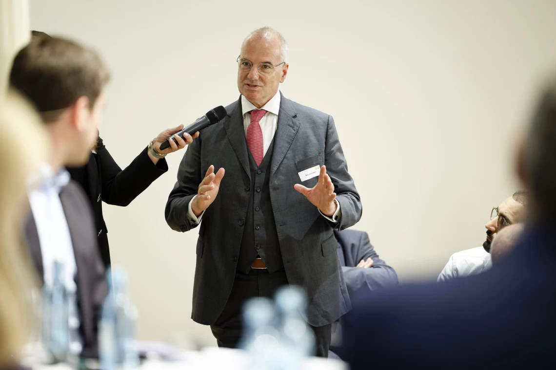 Erik Bodendieck vor Mikrofon