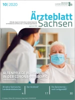 Pflegerin legt älterem Patienten die Hand auf die Schulter