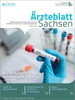 Hand in medizinischen Schutzhandschuh hält Gläschen mit Blutprobe