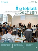 Teilnehmer einer Konferenz von hinten gesehen mit großen Abständen zueinander