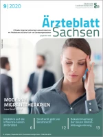 Frau berührt mit geschlossenen Augen ihre Schläfe