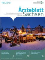 Blick auf einen verschneiten, beleuchteten Weihnachtsmarkt