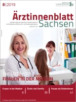 Drei Frauen in einem ärztlichen Sprechzimmer, eine Ärztin blickt den Betrachter an