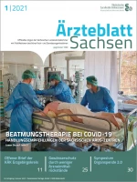 Drei Mediziner bei einem Patienten am Beatmungsgerät