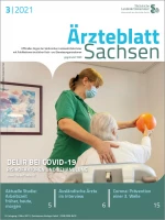 Pflegerin und Patient arbeiten mit einem orangefarbenen Ball in der Hand