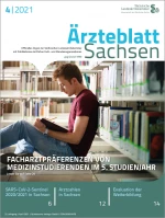 Student sitzt schreibend in der Bibliothek