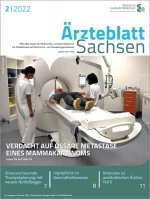 Patient und zwei Medizinerinnen am CT-Scanner