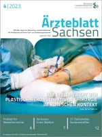 Zwei Hände in medizinischen Handschuhen operieren einen Unterschenkel