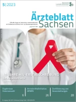 Person in ärztlicher Kleidung hält ein rotes Band, dass zu einer AIDS-Schleife geformt ist