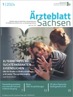 Mutter und Tochter sitzen auf dem Sofa und diskutieren