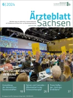 Mit Menschen gefüllter Sitzungssaal - Teilnehmer halten gelbe Karte hoch