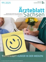 Smiley-Post-it auf dem Bild eines Mediziners am Krankenbett