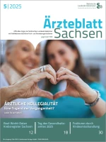 Eine jüngere und eine ältere Frau bilden mit den Händen gemeinsam ein Herz