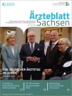 Fünf Personen in formeller Kleidung stehen zusammen