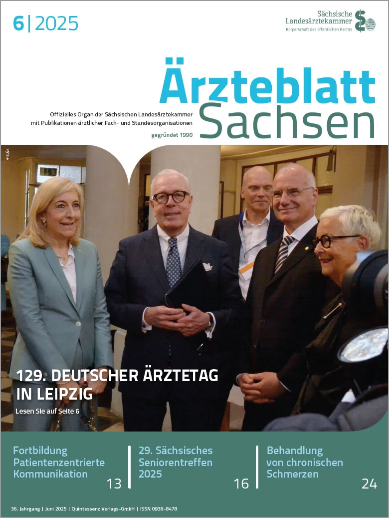 Fünf Personen in formeller Kleidung stehen zusammen