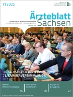 Menschen sitzen in Bankreihen in einem Tagungsraum