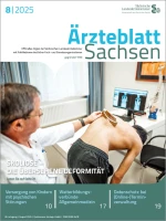 Arzt legt einem vorgebeugten Patienten ein Meßgerät auf den Rücken