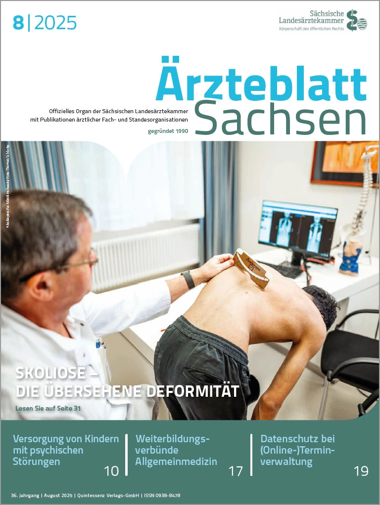 Arzt legt einem vorgebeugten Patienten ein Meßgerät auf den Rücken