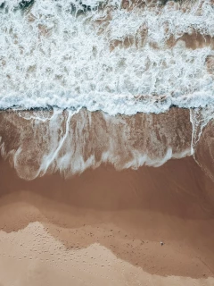 Alternativtext Blick von oben auf Strand-Uferlinie