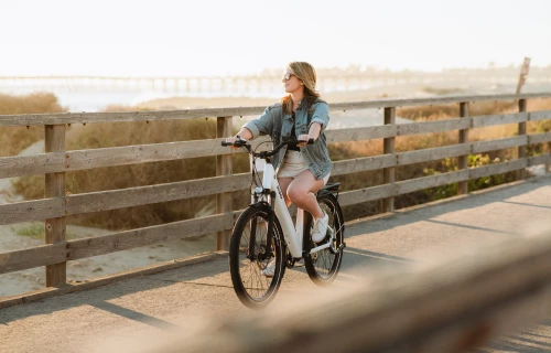 Alternativtext Frau fährt E-Bike am Stand